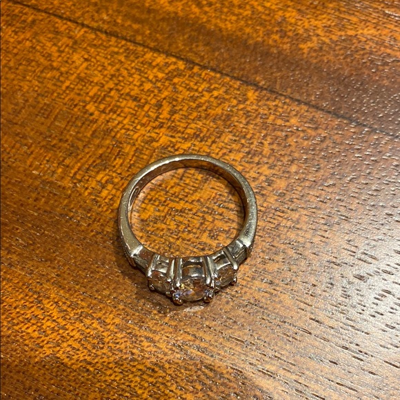 Elegant Avon Silver Tone Women's Ring with Clear Stones - Picture 2 of 6